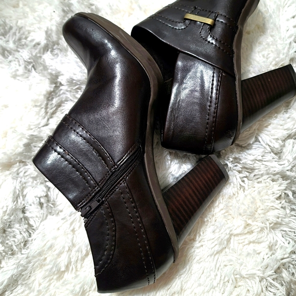 Liz Claiborne Flex Women's Brown Ankle Booties - Picture 4 of 10